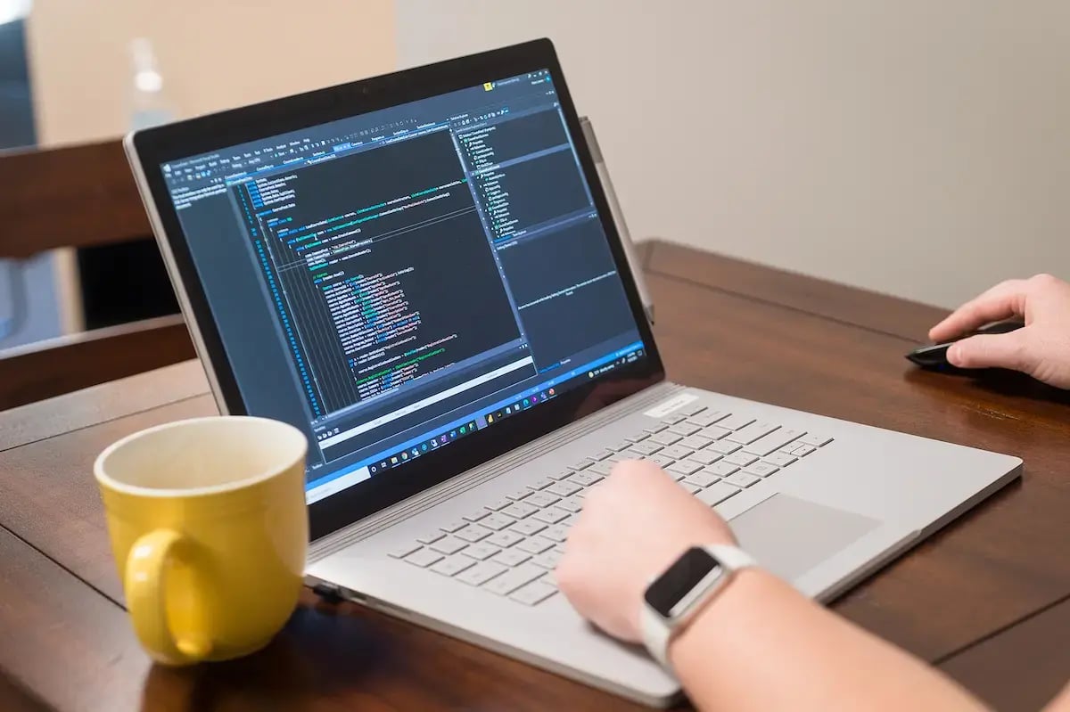 laptop-and-coffee-cup-on-table